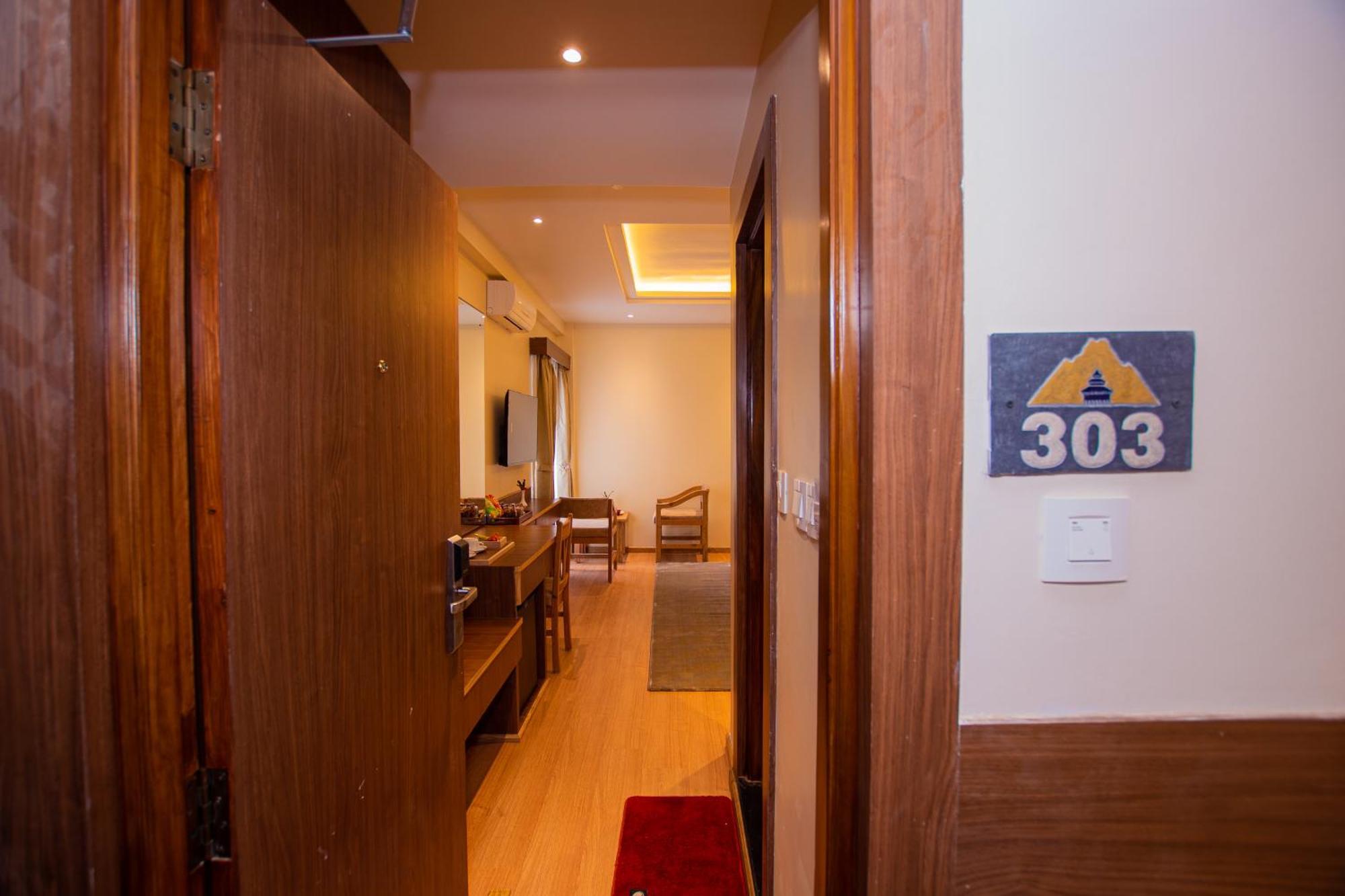 Temple Himalaya Hotel & Spa Pokhara Exterior photo