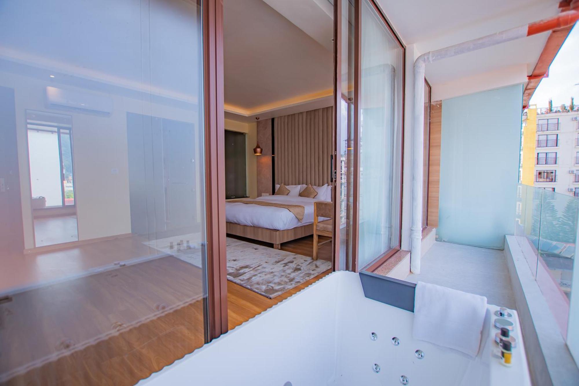 Temple Himalaya Hotel & Spa Pokhara Exterior photo